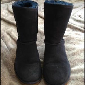 Women’s size 8 short uggs